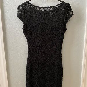 Body con lace midi dress